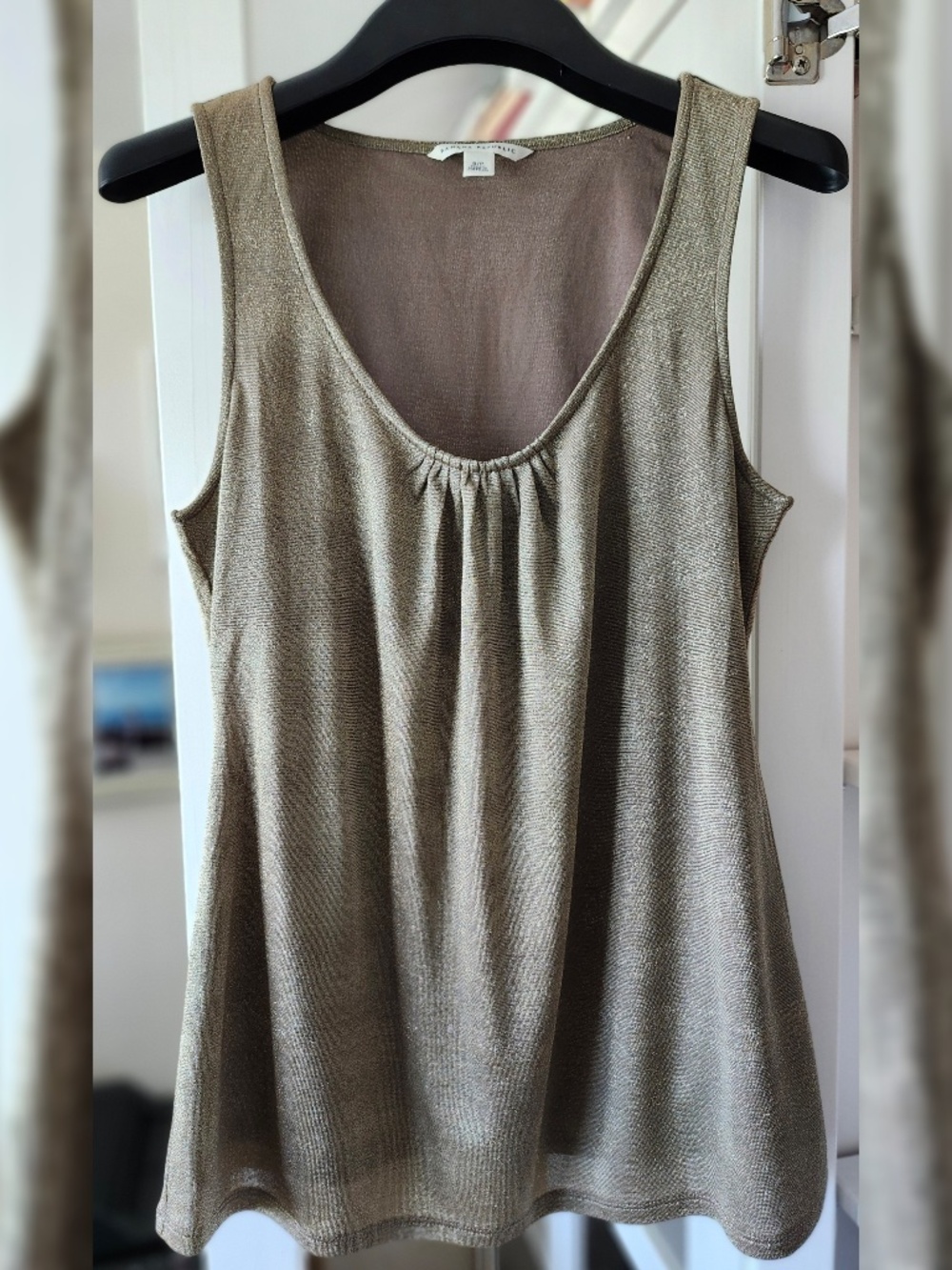 New Women's Banana Republic shimmery sleeveless top - Small